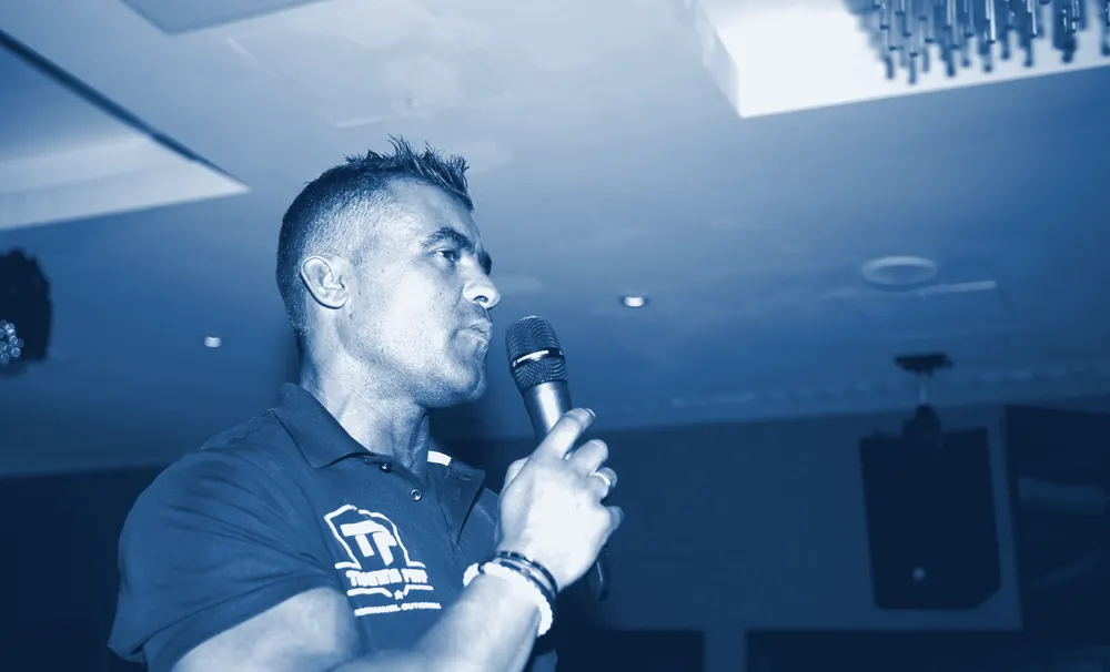 Emmanuel Gutierrez au micro, speaker invité à Londres